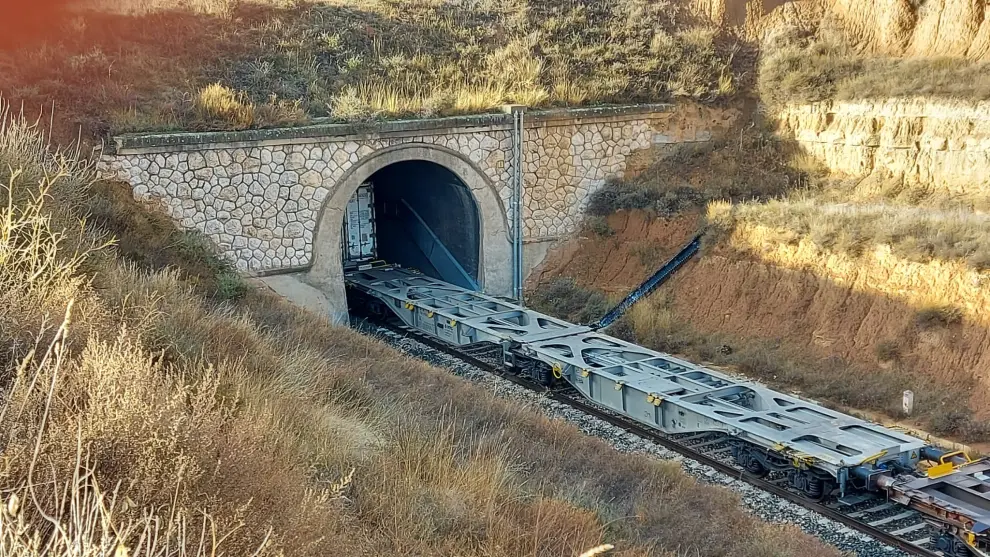 Un desprendimiento hiere a un maquinista y corta la línea de tren Teruel-Zaragoza.