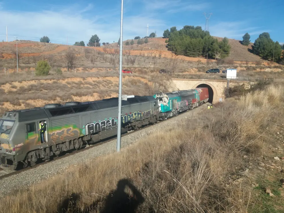 Una locomotora rescata al tren averiado en el túnel (Teruel).