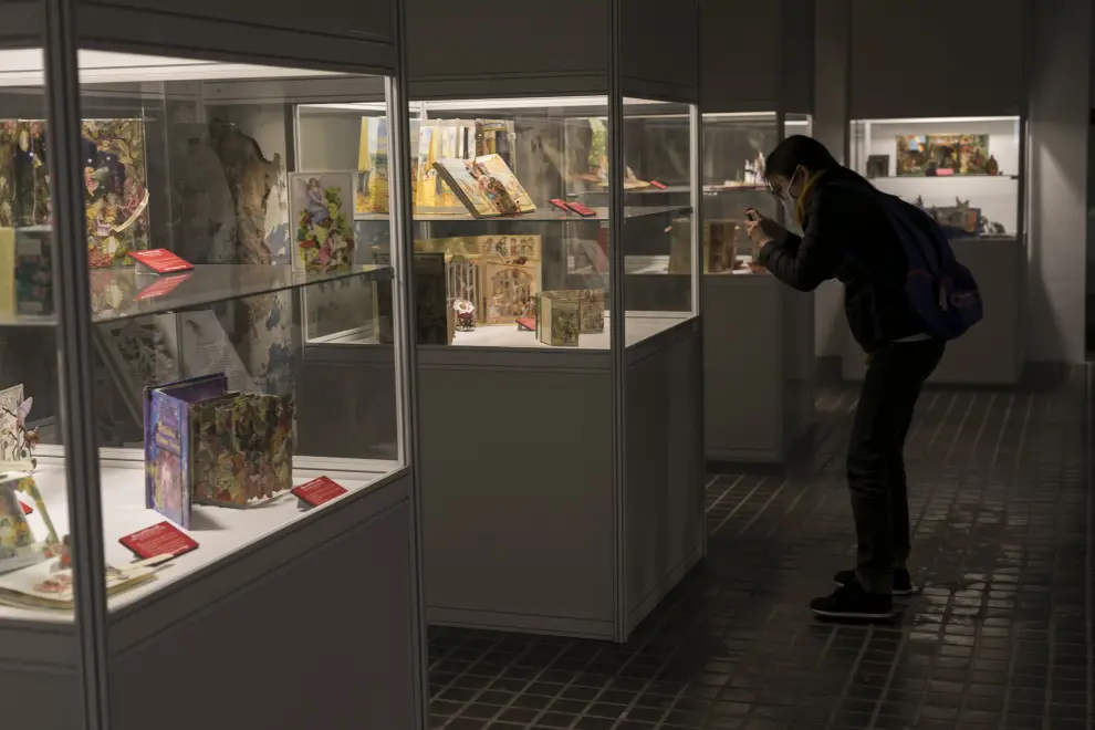 La muestra inaugurada en la calle de San Pablo reúne joyas bibliográficas diseñadas por grandes ingenieros de papel