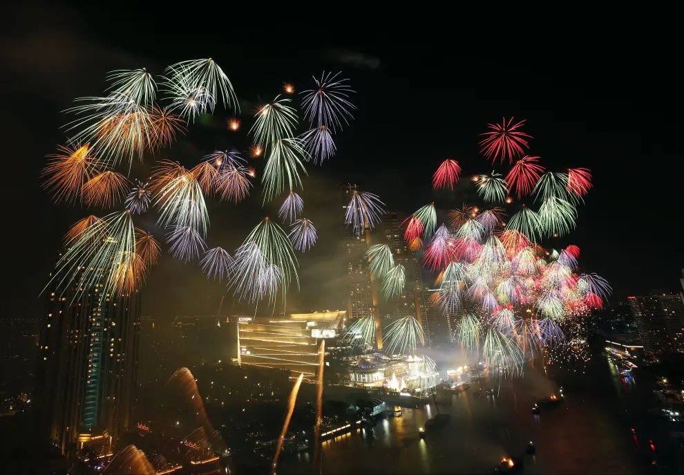 People watch a lights show, as the traditional New Year's Eve fireworks are cancelled due to the coronavirus disease (COVID-19) outbreak, at Marina Bay in Singapore January 1, 2021.  REUTERS/Edgar Su[[[REUTERS VOCENTO]]] HEALTH-CORONAVIRUS/NEWYEAR-SINGAPORE