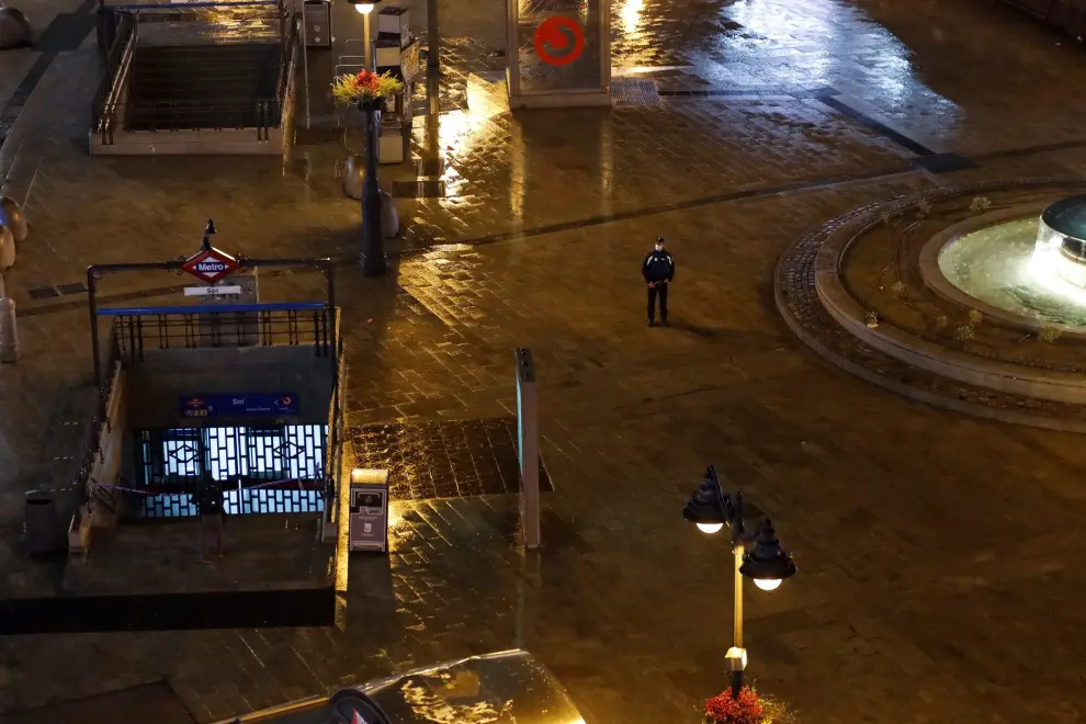 Imagen de la Puerta del Sol de Madrid sin apenas gente en Nochevieja