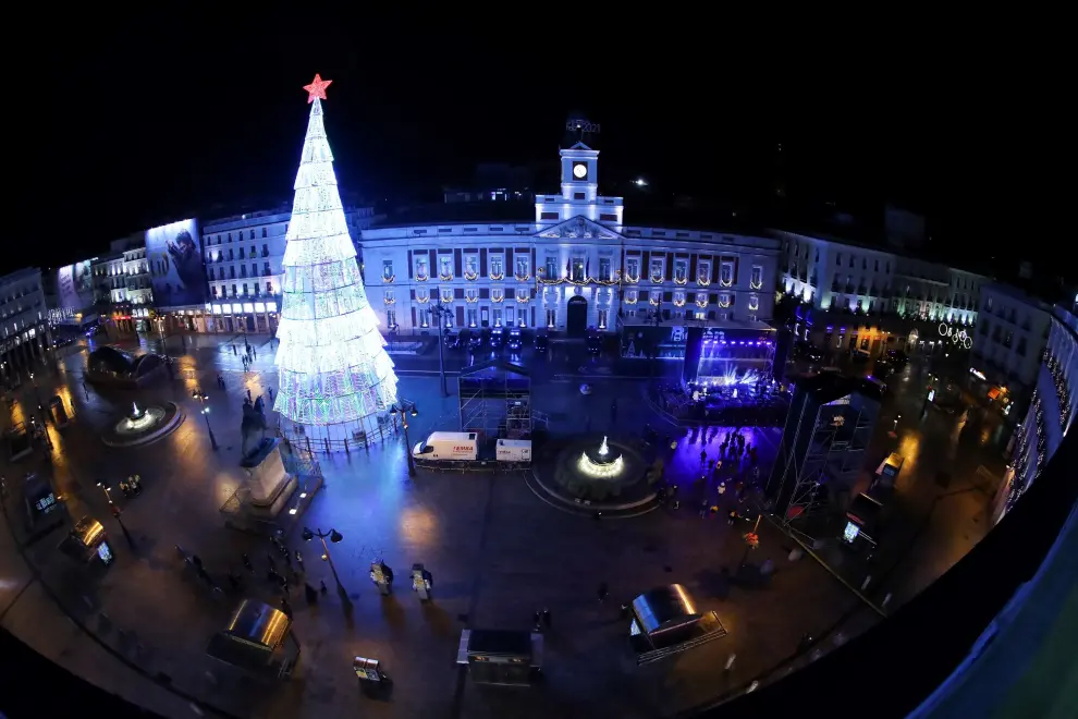 Imagen de la Puerta del Sol de Madrid sin apenas gente en Nochevieja