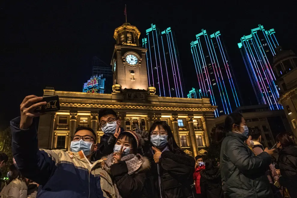 Wuhan (China), 01/01/2021.- People take selfies as they celebrate the New Year in Wuhan, China, 01 January 2021. Life in Wuhan, a Chinese city of more than 11 million, which nearly a year ago became the epicenter of the coronavirus outbreak is returning to normal. EFE/EPA/ROMAN PILIPEY New Year celebration in Wuhan