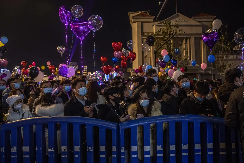 Wuhan (China), 31/12/2020.- People gather in a street to celebrate the New Year in Wuhan, China, 31 December 2020. Life in Wuhan, a Chinese city of more than 11 million, which nearly a year ago became the epicenter of the coronavirus outbreak is returning to normal. EFE/EPA/ROMAN PILIPEY New Year in Wuhan