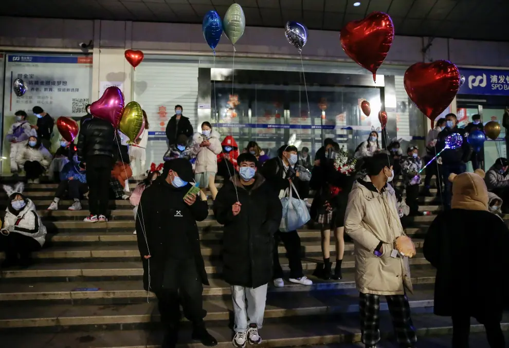 Women hold light balloons as people gather to celebrate the arrival of the new year during the coronavirus disease (COVID-19) outbreak in Wuhan, China December 31, 2020. REUTERS/Tingshu Wang[[[REUTERS VOCENTO]]] HEALTH-CORONAVIRUS/NEWYEAR-WUHAN
