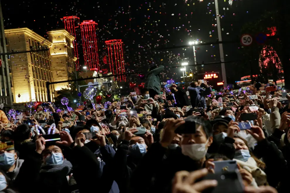 People release balloons as they gather to celebrate the arrival of the new year during the coronavirus disease (COVID-19) outbreak in Wuhan, China December 31, 2020. REUTERS/Tingshu Wang[[[REUTERS VOCENTO]]] HEALTH-CORONAVIRUS/NEWYEAR-WUHAN