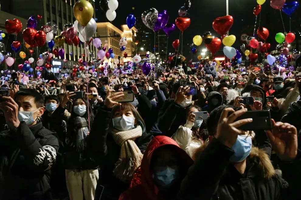 People gather to celebrate the arrival of the new year during the coronavirus disease (COVID-19) outbreak in Wuhan, China December 31, 2020. REUTERS/Tingshu Wang[[[REUTERS VOCENTO]]] HEALTH-CORONAVIRUS/NEWYEAR-WUHAN