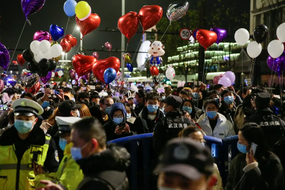 A police officer walks past barriers as people gather to celebrate the arrival of the new year during the coronavirus disease (COVID-19) outbreak in Wuhan, China December 31, 2020. REUTERS/Tingshu Wang[[[REUTERS VOCENTO]]] HEALTH-CORONAVIRUS/NEWYEAR-WUHAN