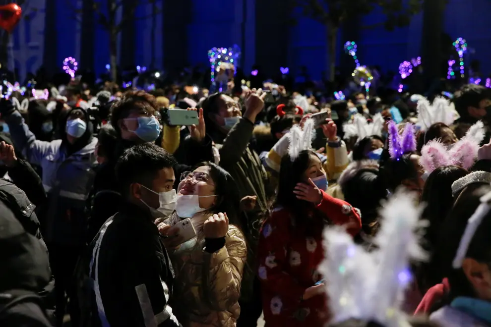 A man cuddles a woman as they gather to celebrate the arrival of the new year, following the coronavirus disease (COVID-19) outbreak, in Wuhan, China December 31, 2020. REUTERS/Tingshu Wang[[[REUTERS VOCENTO]]] HEALTH-CORONAVIRUS/NEWYEAR-WUHAN