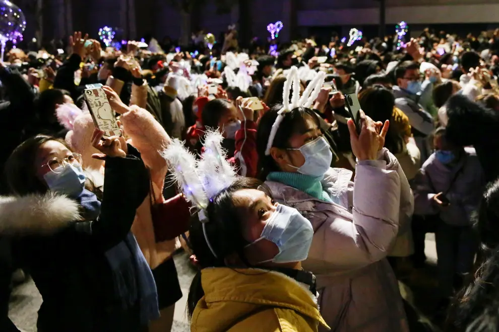 People celebrate the arrival of the new year during the coronavirus disease (COVID-19) outbreak in Wuhan, China January 1, 2021. REUTERS/Tingshu Wang[[[REUTERS VOCENTO]]] HEALTH-CORONAVIRUS/NEWYEAR-WUHAN