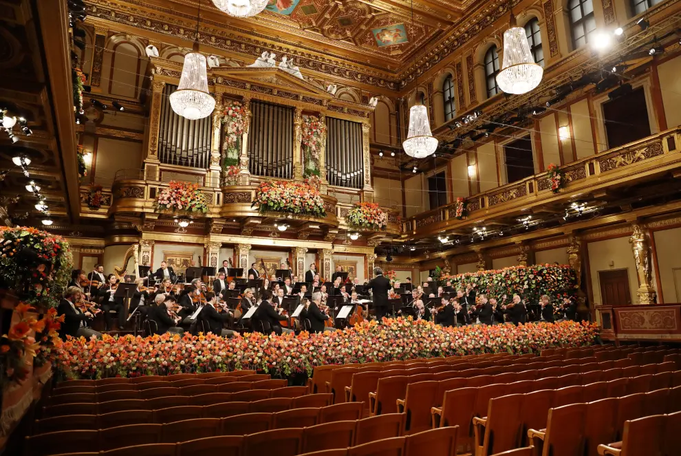 Vienna (Austria), 01/01/2021.- A handout photo made available by Vienna Philharmonic shows the orchestra led by Italian conductor Riccardo Muti (C) performing during the Wiener Philharmoniker (Vienna Philharmonic) New Year's Concert 2021 at the Musikverein concert hall in Vienna, Austria, 01 January 2021. The traditional concert, which is staged every year on 01 January, takes place without audience due to a nationwide lockdown caused by the ongoing Covid-19 coronavirus pandemic. (Viena) EFE/EPA/DIETER NAGL HANDOUT EDITORIAL USE ONLY/NO SALES HANDOUT HANDOUT EDITORIAL USE ONLY/NO SALES Vienna Philharmonic New Year's Concert 2021