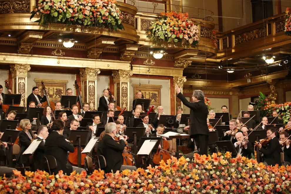 Vienna (Austria), 01/01/2021.- A handout photo made available by Vienna Philharmonic shows the orchestra led by Italian conductor Riccardo Muti (C) performing during the Wiener Philharmoniker (Vienna Philharmonic) New Year's Concert 2021 at the Musikverein concert hall in Vienna, Austria, 01 January 2021. The traditional concert, which is staged every year on 01 January, takes place without audience due to a nationwide lockdown caused by the ongoing Covid-19 coronavirus pandemic. (Viena) EFE/EPA/DIETER NAGL HANDOUT HANDOUT EDITORIAL USE ONLY/NO SALES Vienna Philharmonic New Year's Concert 2021
