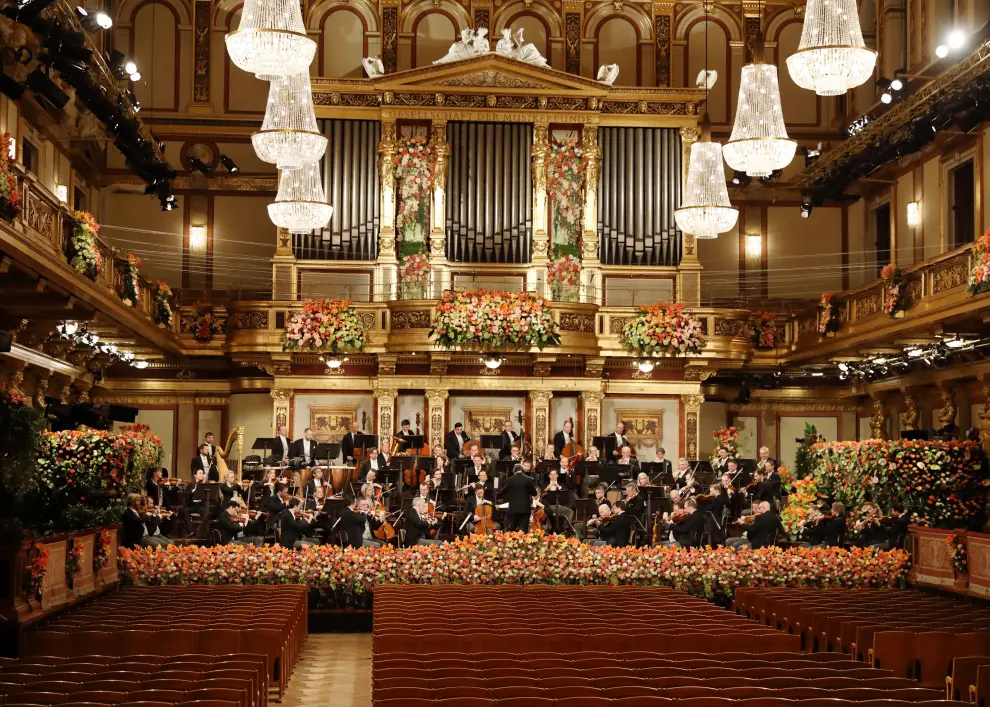 Vienna (Austria), 01/01/2021.- A handout photo made available by Vienna Philharmonic shows the orchestra led by Italian conductor Riccardo Muti (C-R) performing during the Wiener Philharmoniker (Vienna Philharmonic) New Year's Concert 2021 at the Musikverein concert hall in Vienna, Austria, 01 January 2021. The traditional concert, which is staged every year on 01 January, takes place without audience due to a nationwide lockdown caused by the ongoing Covid-19 coronavirus pandemic. (Viena) EFE/EPA/DIETER NAGL HANDOUT HANDOUT EDITORIAL USE ONLY/NO SALES Vienna Philharmonic New Year's Concert 2021