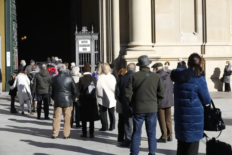Decenas de personas hacen fila este sábado para entrar a la Basílica del Pilar