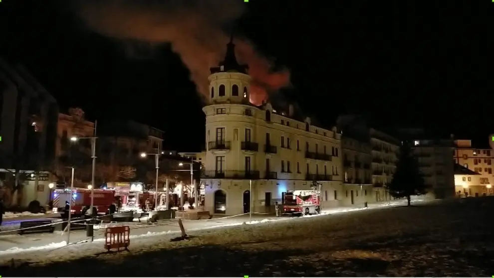 Virulento incendio en pleno centro de Jaca