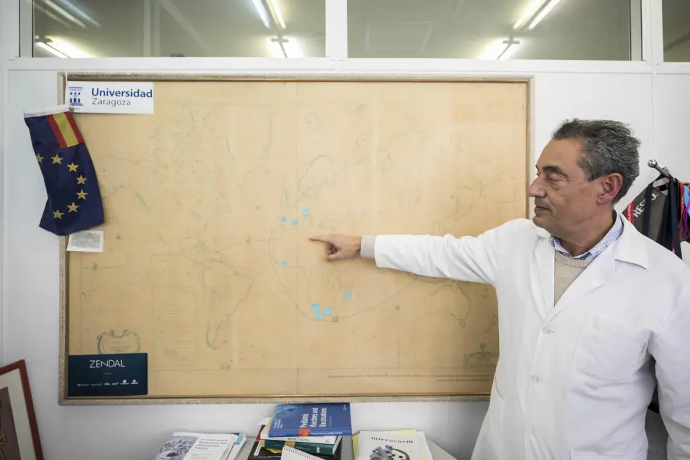 Carlos Martín muestra la vacuna contra la tuberculosis MTBVAC que diseñó su grupo en la Facultad de Medicina de la UZ.