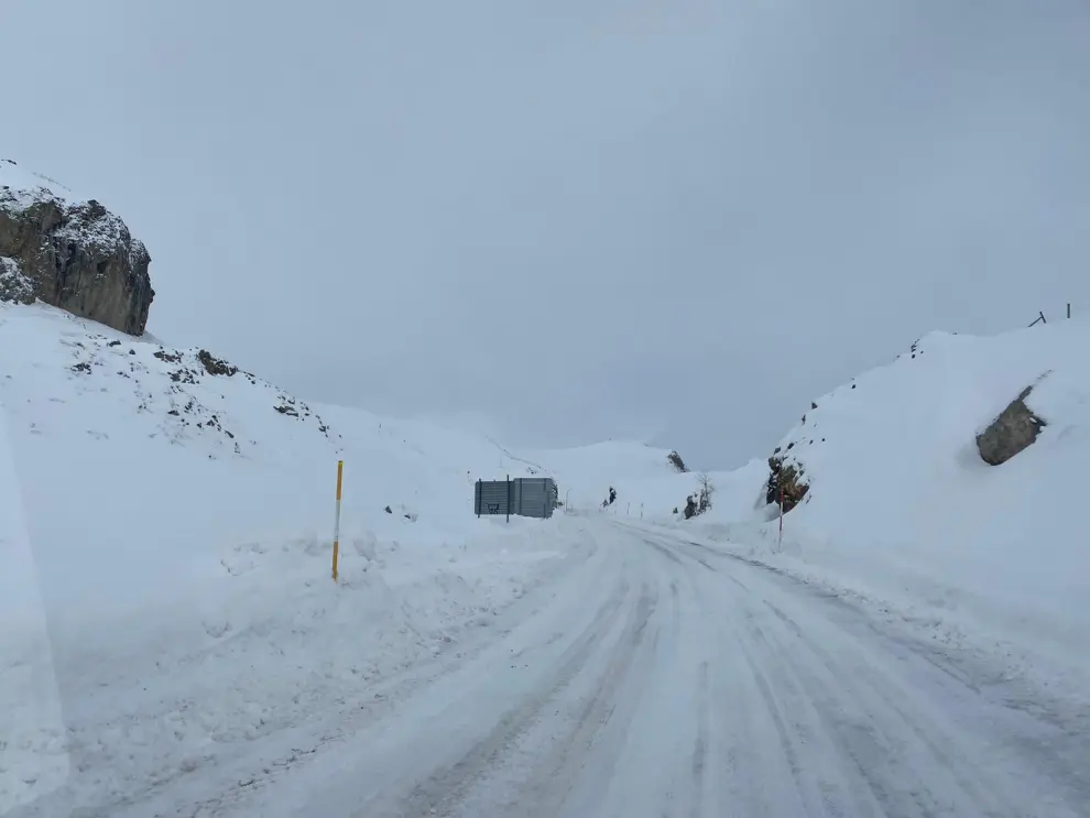 Carretera del Portalet afectada por nieve.