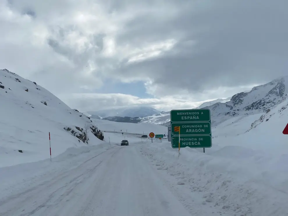 Carretera del Portalet afectada por nieve.