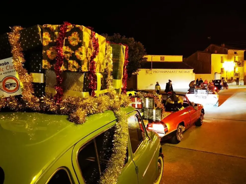 En Monzón los Reyes Magos han recorrido la ciudad del Cinca y los núcleos agregados de Selgua y Conchel en vehículos clásicos escoltas dos por la asociación Monzón Classic Club cargados de regalos