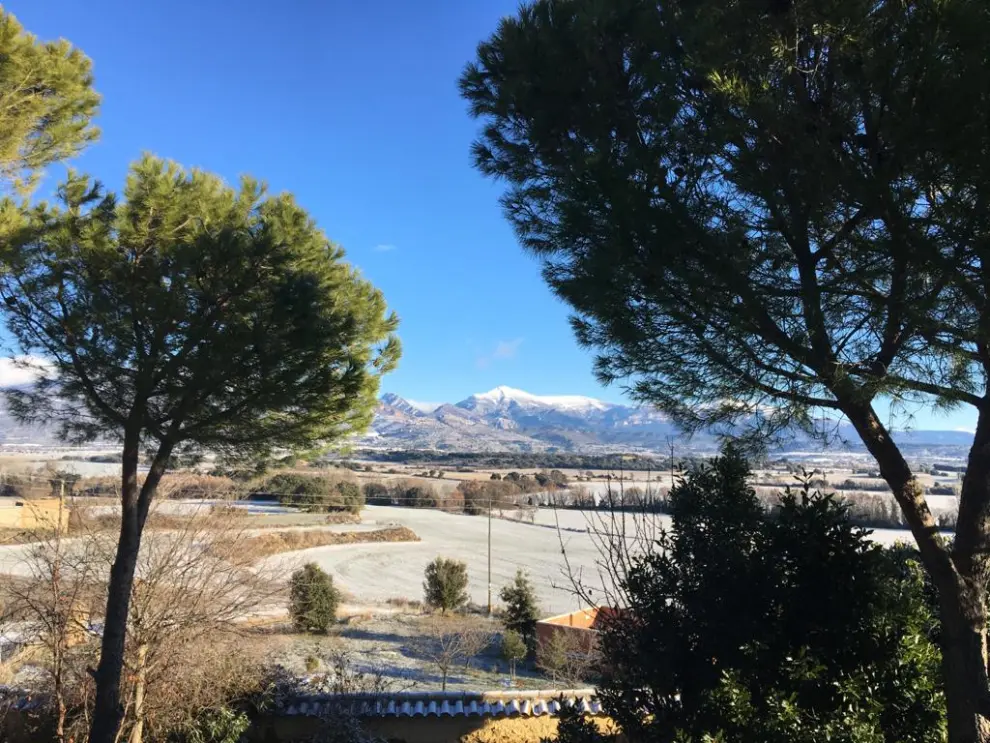 Foto de la fina capa de nieve que ha blanqueado los alrededores de Loporzano, a menos de 600 metros y a pocos kilómetros de la ciudad de Huesca.