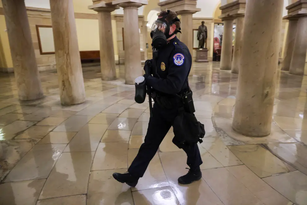 A detained protester is seen inside the U.S. Capitol as supporters of U.S. President Donald Trump protest outside, in Washington, U.S., January 6, 2021. REUTERS/Jonathan Ernst[[[REUTERS VOCENTO]]] USA-ELECTION/CONGRESS
