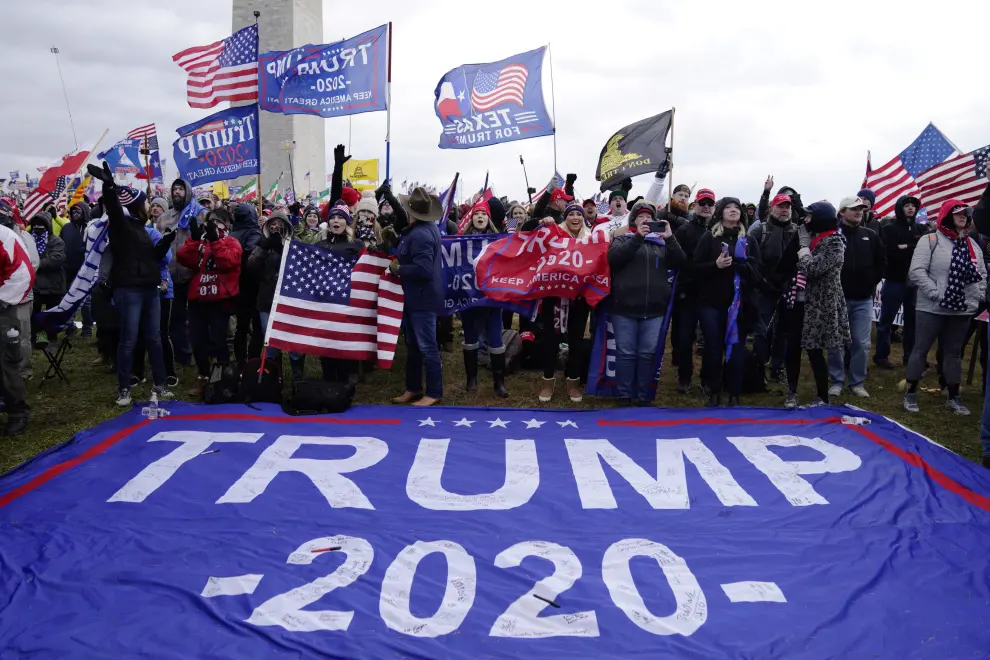 Washington (Usa), 06/01/2021.- Supporters of US President Donald J. Trump on the National Mall during the 'Stop the Steal' rally Washington DC, USA, 06 January 2021. The rally takes place as the United States Congress is due to ratify the results of the 2020 Presidential Election. (Protestas, Estados Unidos) EFE/EPA/WILL OLIVER Supporters of President Trump gather ahead of the 'Stop the Steal' rally in Washington DC