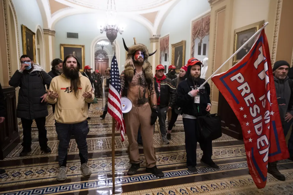 Washington (United States), 06/01/2021.- Supporters of US President Donald J. Trump outside the door to the House chamber after breaching Capitol security in Washington, DC, USA, 06 January 2021. Protesters entered the US Capitol where the Electoral College vote certification for President-elect Joe Biden took place. (Protestas, Estados Unidos) EFE/EPA/JIM LO SCALZO Protestors enter US Capitol