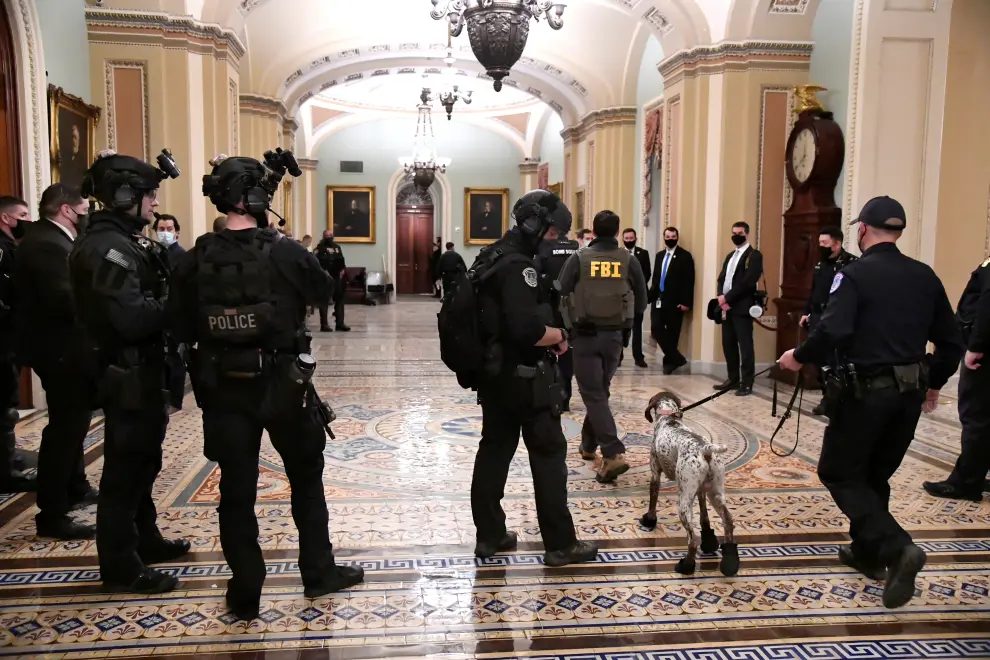 Pro-Trump protesters storm into the U.S. Capitol during clashes with police, during a rally to contest the certification of the 2020 U.S. presidential election results by the U.S. Congress, in Washington, U.S, January 6, 2021. REUTERS/Shannon Stapleton[[[REUTERS VOCENTO]]] USA-ELECTION/TRUMP