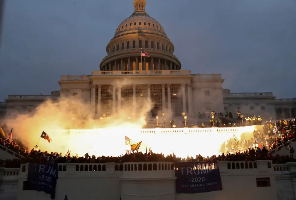 A heavy police force is evident at the Senate door after supporters of President Donald Trump breeched security at the U.S. Capitol, rioting through the Senate and House and disrupting the certification of President-elect Joe Biden, in Washington, U.S. January 6, 2021. REUTERS/Mike Theiler[[[REUTERS VOCENTO]]] USA-ELECTION/CONGRESS