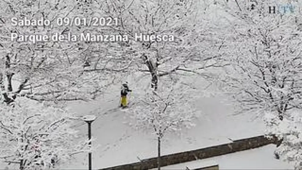 Con la mayor parte de las estaciones de esquí cerradas, ha habido algunos oscenses que han aprovechado la nevada en la ciudad para sacar los esquís a la calle, como ha ocurrido en el parque de la Manzana de Huesca.