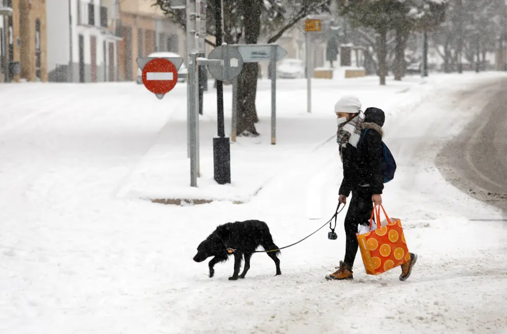 A man walks on the street during a heavy snowfall in Madrid, Spain, January 9, 2021. REUTERS/Juan Medina[[[REUTERS VOCENTO]]] SPAIN-WEATHER/
