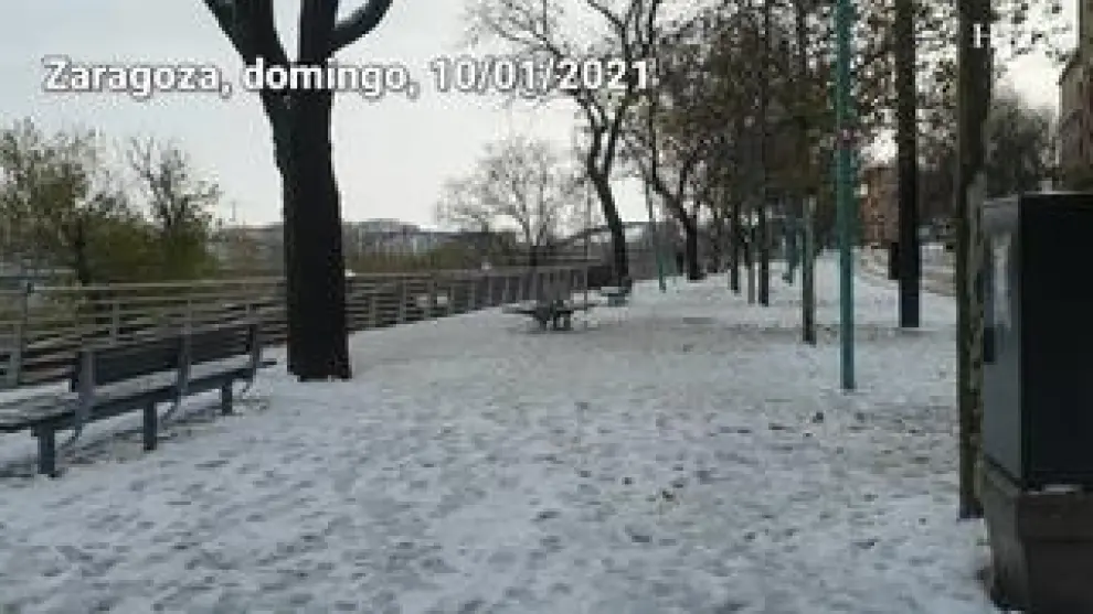 Zaragoza ha vuelto a amanecer teñida de blanco y, mientras nos sigue deleitando con paisajes de cuento, los servicios de limpieza trabajan para limpiar de nieve y hielo las principales calles de la ciudad.