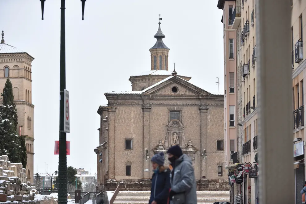 Fotos de nieve en la plaza del Portillo y Cesaraugusto de Zaragoza, este domingo