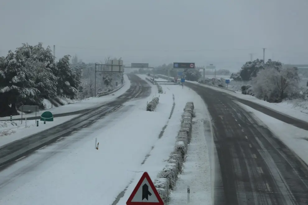 Huesca amanece nevada este domingo.