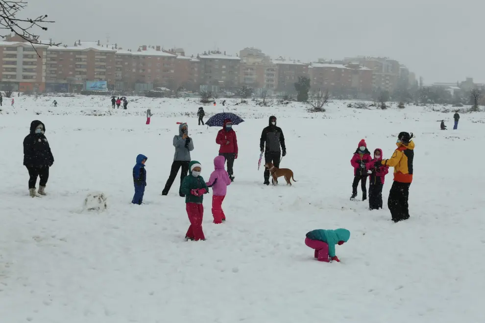 Los oscenses aprovecharon la jornada del domingo para pasear y jugar en la nieve.