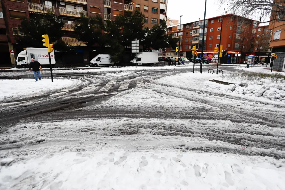 Nieve en Los Enlaces con la Avenida de Madrid de Zaragoza
