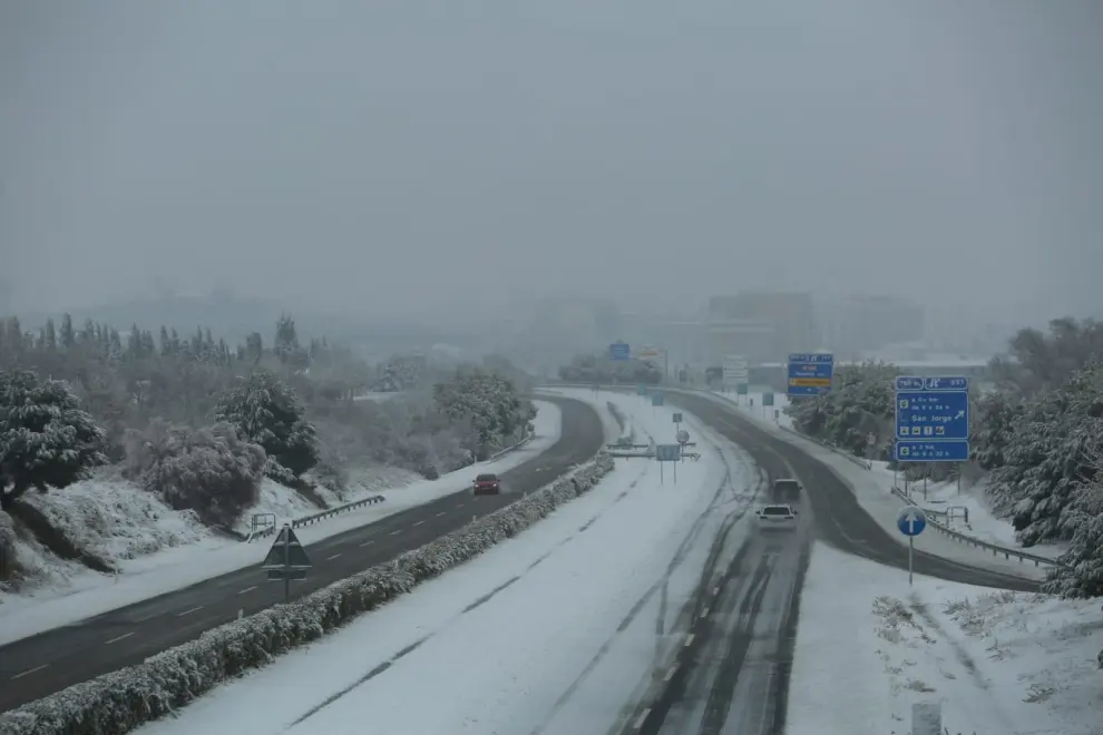Huesca amanece nevada este domingo.