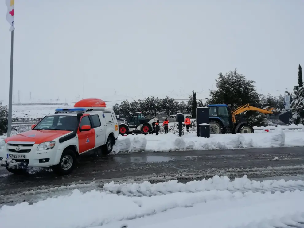 Una treintena de personas han colaborado desde las bases de Huesca y Ayerbe para atender las emergencias de la borrasca.