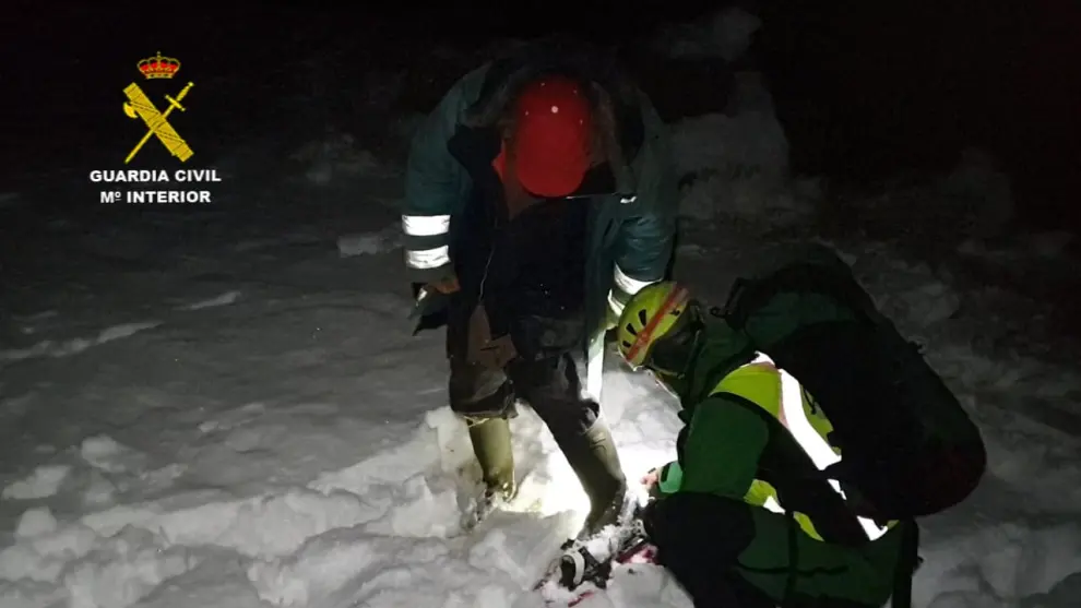 Complicado rescate de un pastor en medio de la nieve en Azuara.