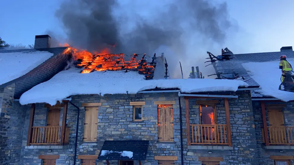 Virulento incendio de viviendas en Tramacastilla de Tena