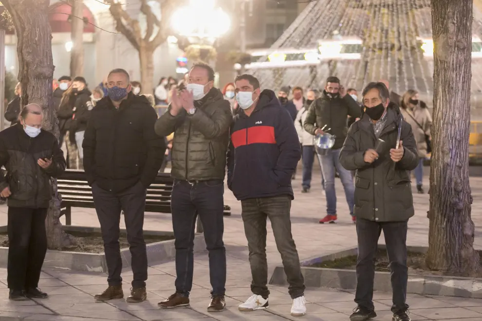 Decenas de personas han secundado en Huesca la protesta contra las últimas restricciones impuestas por el Gobierno de Aragón.