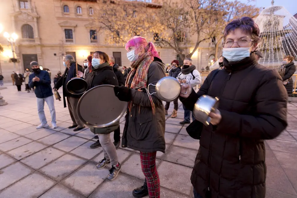 Decenas de personas han secundado en Huesca la protesta contra las últimas restricciones impuestas por el Gobierno de Aragón.