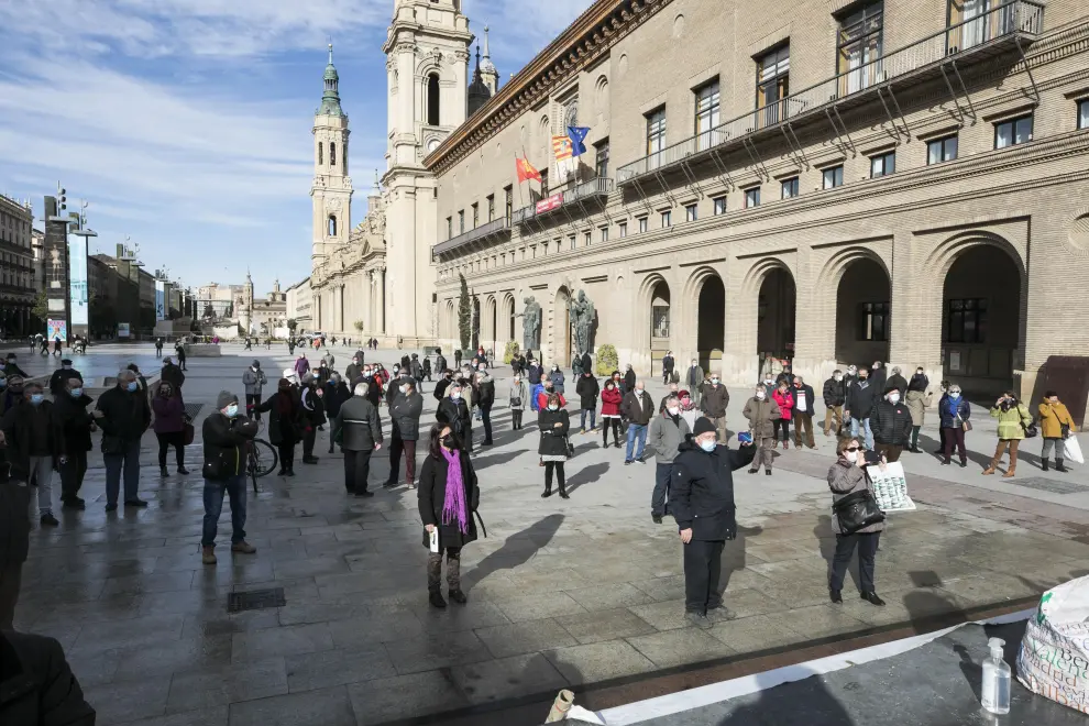 Concentración de pensionistas este lunes en la plaza del Pilar de Zaragoza.