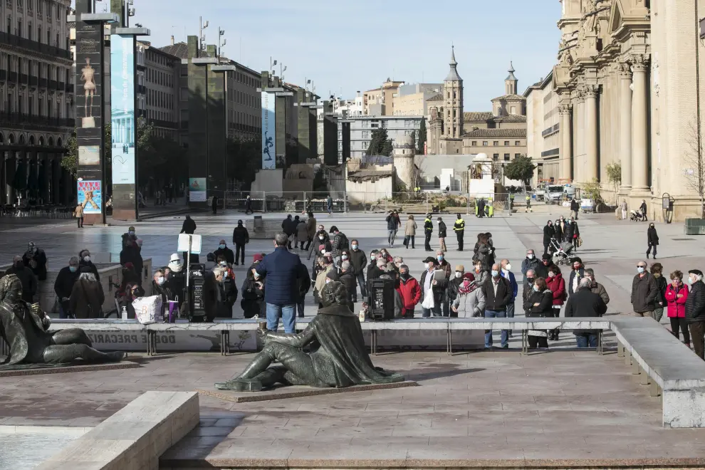Concentración de pensionistas este lunes en la plaza del Pilar de Zaragoza.
