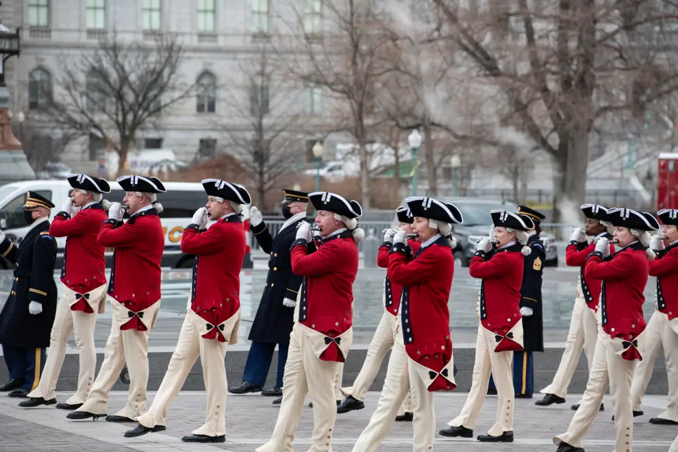 A military band passes the U.S. Capitol during the dress rehearsal ahead of U.S. President-elect Joe Biden's inauguration in Washington, U.S., January 18, 2021. Rod Lamkey/Pool via REUTERS[[[REUTERS VOCENTO]]] USA-BIDEN/INAUGURATION