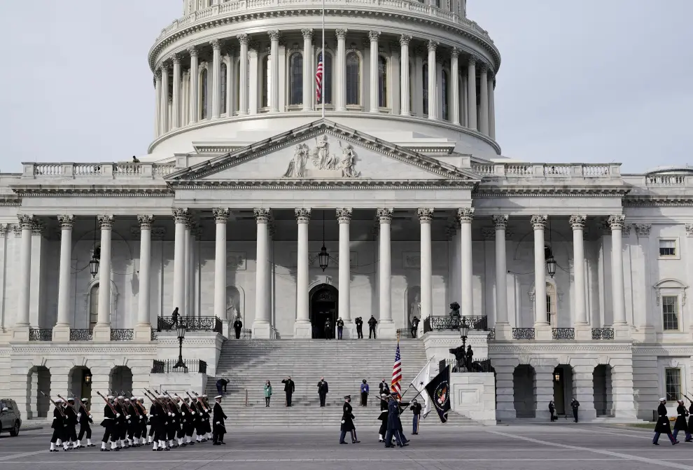A military band passes the U.S. Capitol during the dress rehearsal ahead of U.S. President-elect Joe Biden's inauguration in Washington, U.S., January 18, 2021. Rod Lamkey/Pool via REUTERS[[[REUTERS VOCENTO]]] USA-BIDEN/INAUGURATION