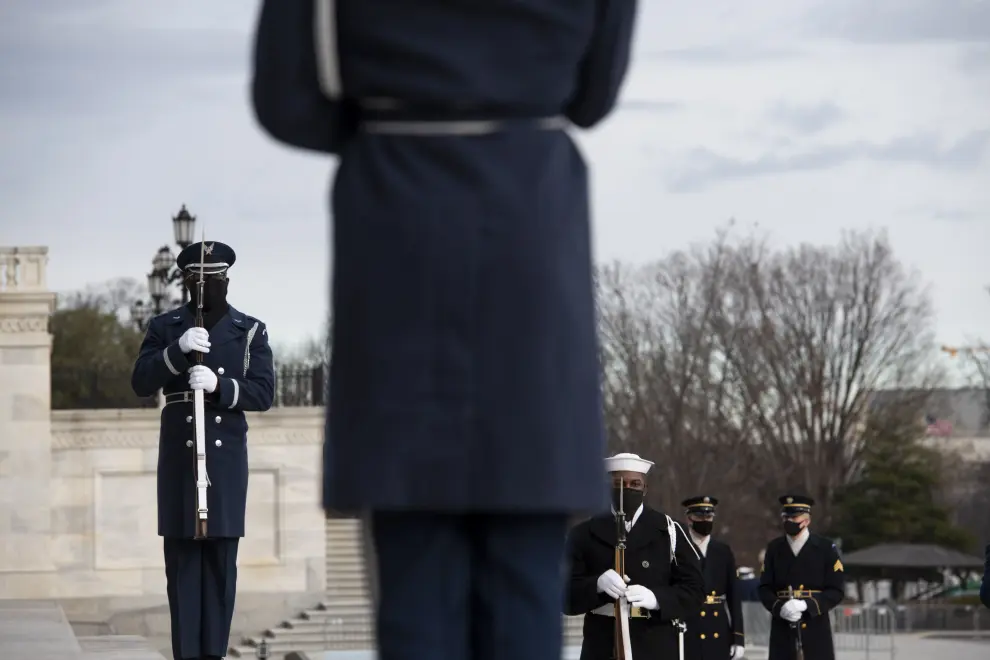 Washington (United States), 18/01/2021.- The Honor Guard arrives at the East Front of the US Capitol during the dress rehearsal for President-elect Joe Biden's Presidential Inauguration in US Capitol in Washington, DC, USA, 18 January 2021. Biden will be sworn-in as the 46th president on 20 January 2021. (Estados Unidos) EFE/EPA/ROD LAMKEY / POOL Dress Rehearsal Ahead of Biden Inauguration