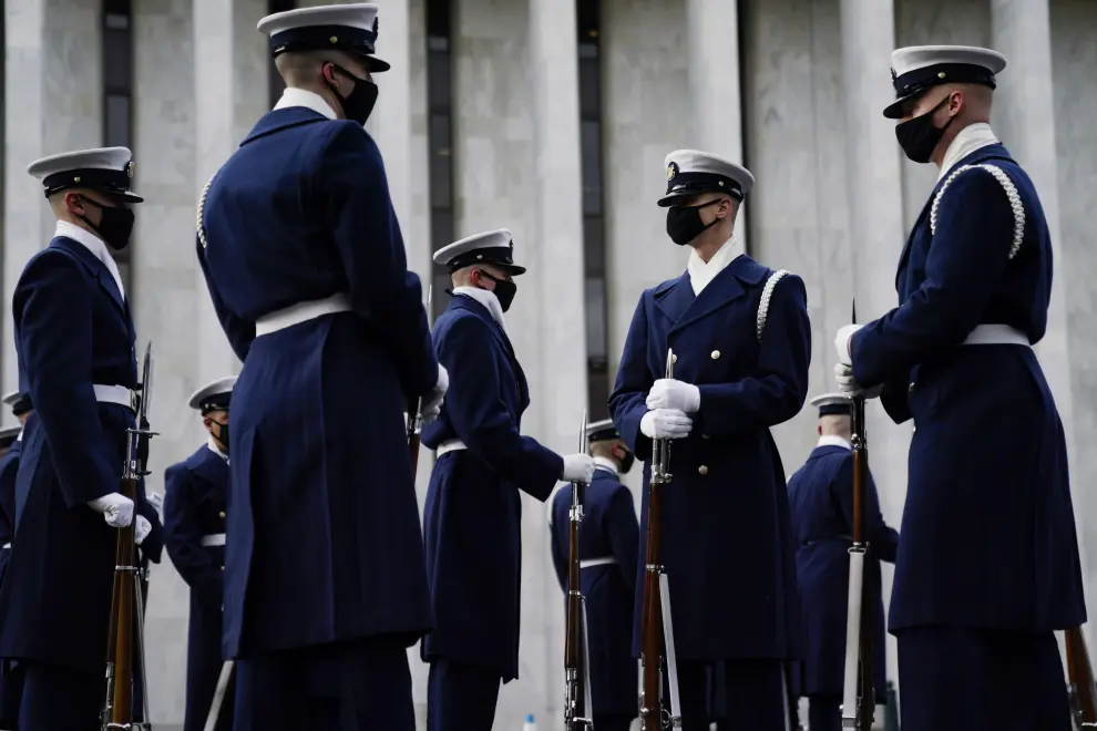 Washington (United States), 18/01/2021.- Members of the United States military arrive ahead of an inauguration rehearsal at the Capitol, in Washington, DC, USA, 18 January 2021. Biden will be sworn-in as the 46th president on 20 January. (Estados Unidos) EFE/EPA/WILL OLIVER Preperations ahead of the inaguration of President-elect Biden