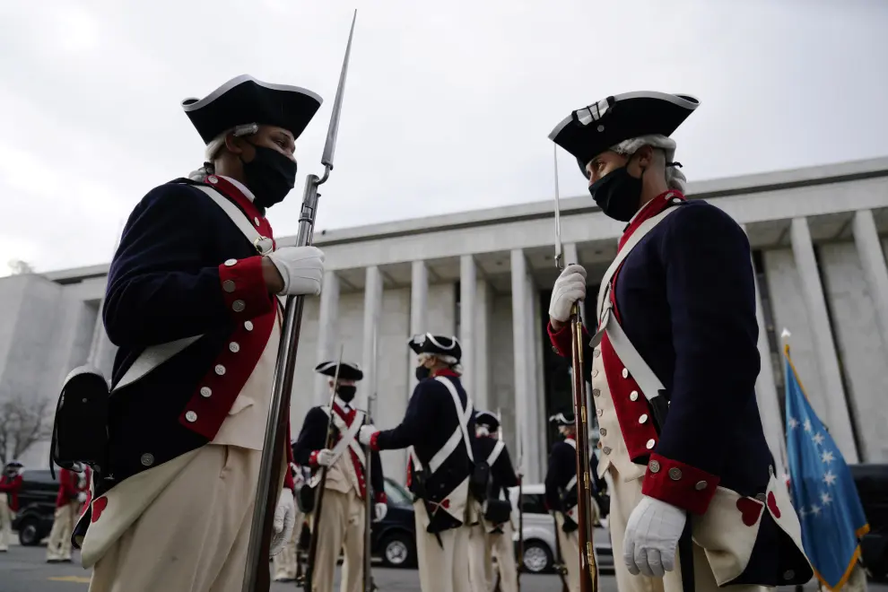 Washington (United States), 18/01/2021.- Members of the United States military arrive ahead of an inauguration rehearsal at the Capitol, in Washington, DC, USA, 18 January 2021. Biden will be sworn-in as the 46th president on 20 January. (Estados Unidos) EFE/EPA/WILL OLIVER Preperations ahead of the inaguration of President-elect Biden