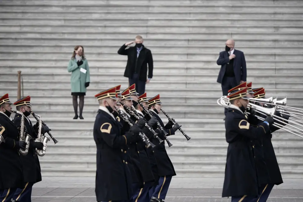Washington (United States), 18/01/2021.- Members of the Commander in Chief's Guard arrive ahead of an inauguration rehearsal at the Capitol, in Washington, DC, USA, 18 January 2021. Biden will be sworn-in as the 46th president on 20 January. (Estados Unidos) EFE/EPA/WILL OLIVER Preperations ahead of the inaguration of President-elect Biden